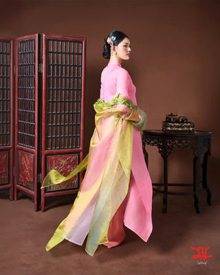 Áo dài cách tân Xuân Mộng họa tiết hoa trên nền hồng, thiết kế bởi La Hằng Design Hà Nội