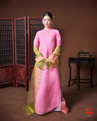 Áo dài sự kiện Xuân Mộng họa tiết hoa trên nền hồng, thiết kế riêng bởi nhà may La Hằng