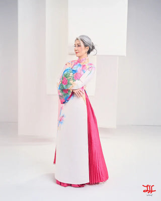 Tà áo dài phụ huynh cô dâu chú rể Hoa Kính họa tiết hoa sắc trắng và hồng, thiết kế nhà may La Hằng Design