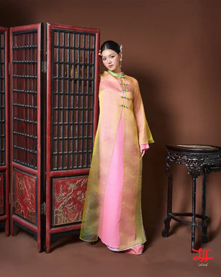 Thiết kế áo dài cách tân Xuân Mộng họa tiết hoa trên nền hồng tại La Hằng