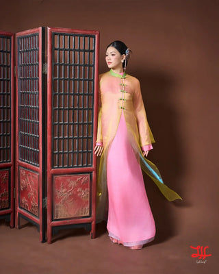 Chi tiết áo dài sự kiện Xuân Mộng họa tiết hoa trên nền hồng của nhà may La Hằng Design