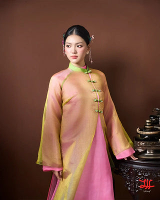 Tà áo dài cách tân Xuân Mộng họa tiết hoa trên nền hồng, thiết kế La Hằng Design, Hà Nội, chất liệu lụa
