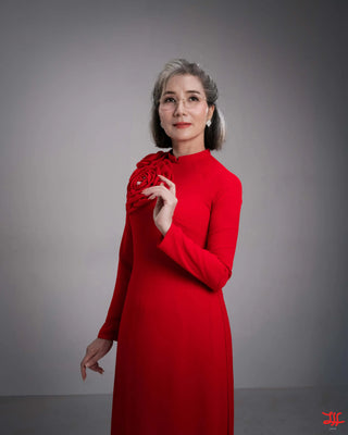 Thiết kế áo dài sui gia Hoa Hồng Nổi Đỏ họa tiết hoa trên nền đỏ tại nhà may áo dài La Hằng