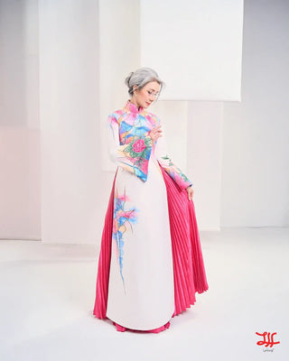 Vẻ đẹp áo dài sui gia Hoa Kính họa tiết hoa sắc trắng và hồng, sản phẩm của La Hằng Design, Hà Nội