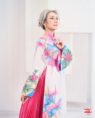 Mẫu áo dài sui gia Hoa Kính họa tiết hoa sắc trắng và hồng bởi La Hằng Design