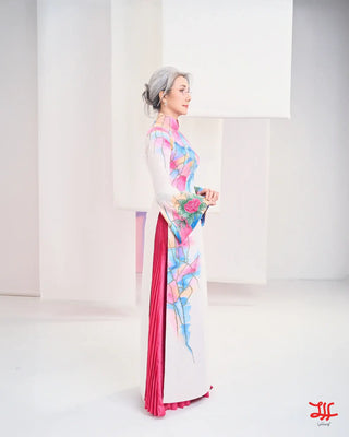 Phom dáng áo dài phụ huynh cô dâu chú rể Hoa Kính họa tiết hoa sắc trắng và hồng, thiết kế nhà may La Hằng
