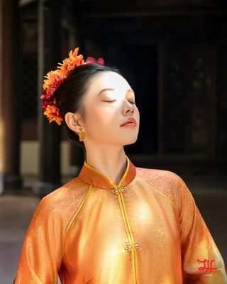 Chi tiết áo dài sự kiện Thạch Vân họa tiết hoa trên nền cam của La Hằng, chất liệu lụa
