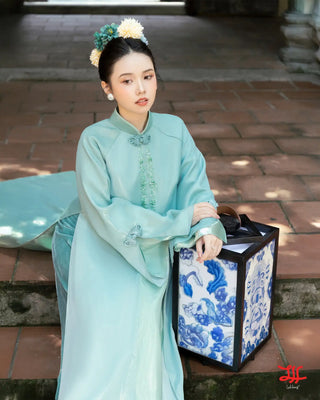 Vẻ đẹp áo dài cách tân Thuỷ Bích họa tiết hoa trên nền xanh, sản phẩm của nhà may áo dài La Hằng, tà áo phía sau