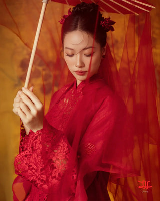 Áo dài cô dâu Hồng Viên họa tiết hoa trên nền đỏ, thiết kế bởi nhà may áo dài La Hằng