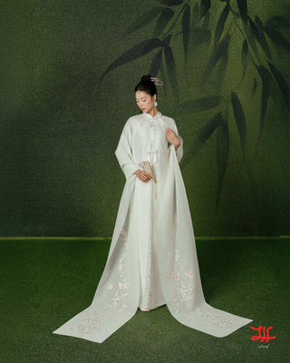 Vẻ đẹp áo dài cô dâu Bạch Huy họa tiết hoa trên nền trắng, sản phẩm của nhà may La Hằng, chất liệu satin
