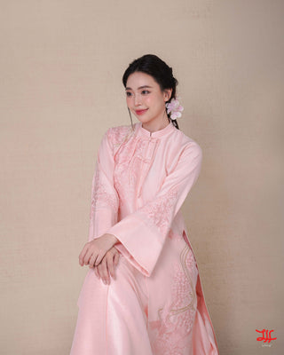 Tà áo dài cô dâu Hạc Vũ sắc hồng, thiết kế La Hằng