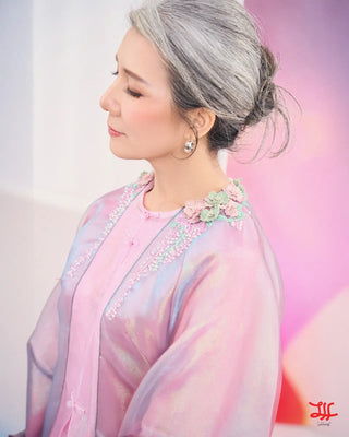 Tà áo dài phụ huynh cô dâu chú rể Phù Vân họa tiết hoa sắc hinh-h-c và hồng, thiết kế nhà may áo dài La Hằng