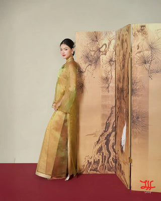 Phom dáng áo dài cách tân Bảo Thạch họa tiết hoa sắc vàng kim và xanh lá, thiết kế nhà may La Hằng Design, chất liệu satin