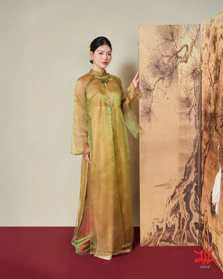 Áo dài cách tân Bảo Thạch họa tiết hoa sắc vàng kim và xanh lá, thiết kế riêng bởi La Hằng Design