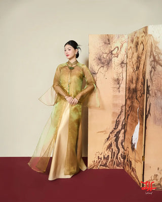 Áo dài sự kiện Bảo Thạch họa tiết hoa sắc vàng kim và xanh lá, thiết kế bởi nhà may La Hằng, chất liệu satin