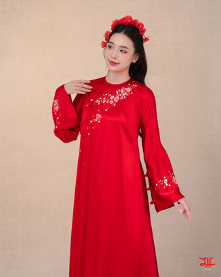 Phom dáng áo dài cưới Tơ Hồng sắc đỏ, thiết kế La Hằng