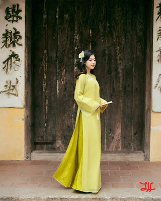 Áo dài cách tân Mầm Xuân họa tiết hoa trên nền vàng thủ công tại La Hằng