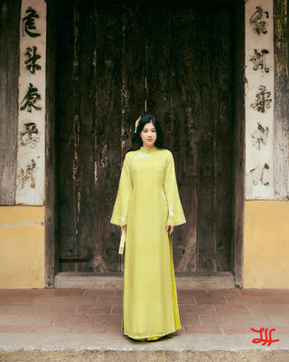 Vẻ đẹp áo dài sự kiện Mầm Xuân họa tiết hoa trên nền vàng, sản phẩm của nhà may La Hằng