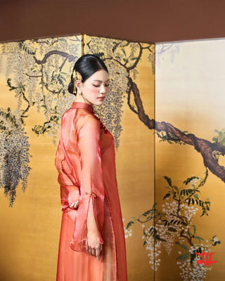 Áo dài cách tân Giao Niên họa tiết hoa sắc đỏ và hồng, thiết kế riêng bởi nhà may áo dài La Hằng
