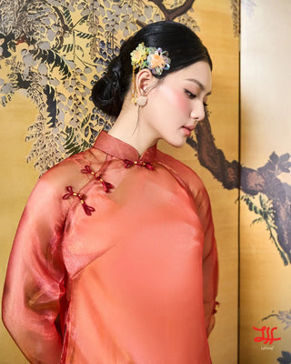 Giao Niên – áo dài cách tân họa tiết hoa sắc đỏ và hồng, tác phẩm thủ công của nhà may La Hằng Design