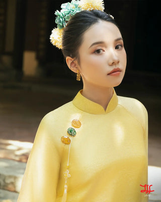 Vẻ đẹp áo dài dự tiệc Kim Dương họa tiết hoa trên nền vàng, sản phẩm của La Hằng Design, Hà Nội