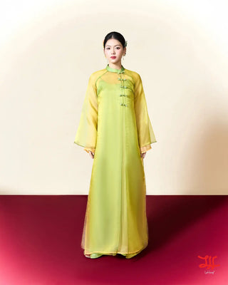 Tà áo dài cách tân Trúc Ngọc họa tiết hoa sắc xanh lá và vàng, thiết kế La Hằng Design Hà Nội, chất liệu lụa