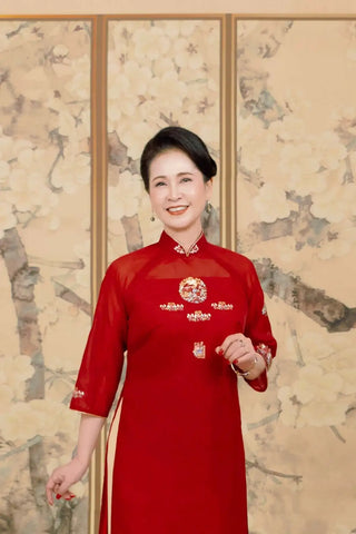 Áo dài phụ huynh cô dâu chú rể Hạc Hồng họa tiết hoa trên nền vàng đỏ thủ công tại La Hằng