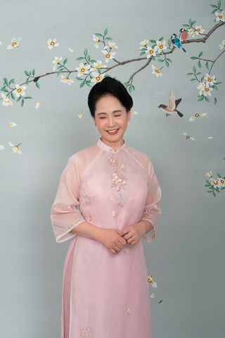 Áo dài phụ huynh cô dâu chú rể Hoa Phấn họa tiết hoa trên nền hồng, thiết kế riêng bởi La Hằng Design