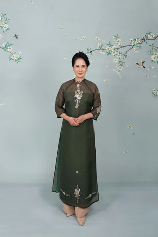 Chi tiết áo dài sui gia Lục Thư họa tiết hoa trên nền xanh lá của La Hằng Design