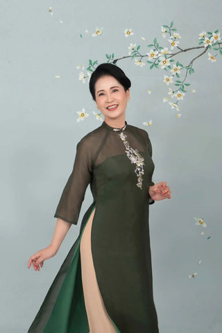 Tà áo dài phụ huynh cô dâu chú rể Lục Thư họa tiết hoa trên nền xanh lá, thiết kế nhà may La Hằng