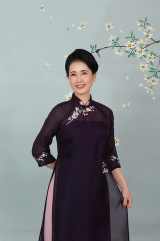 Mẫu áo dài sui gia Mộng Thư họa tiết hoa trên nền tím bởi nhà may La Hằng