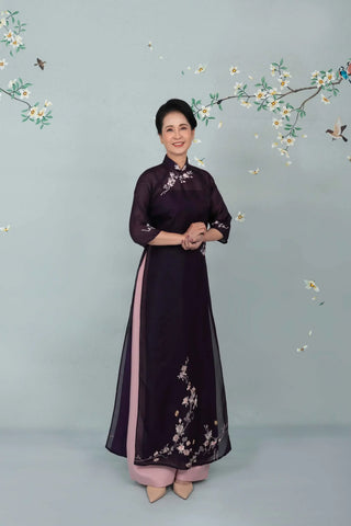 Phom dáng áo dài phụ huynh cô dâu chú rể Mộng Thư họa tiết hoa trên nền tím, thiết kế La Hằng Design Hà Nội