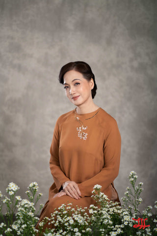 Mẫu áo dài phụ huynh cô dâu chú rể Viên Trúc họa tiết hoa trên nền mau-nau bởi La Hằng