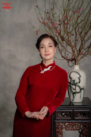 Nụ Sen – áo dài phụ huynh cô dâu chú rể họa tiết hoa trên nền vàng đỏ, tác phẩm thủ công của La Hằng Design, Hà Nội