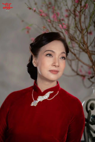 Chi tiết áo dài sui gia Nụ Sen họa tiết hoa trên nền vàng đỏ của nhà may La Hằng