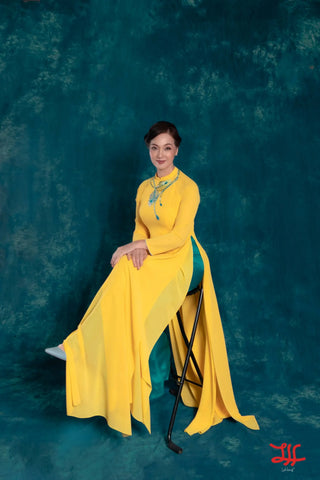 Áo dài phụ huynh cô dâu chú rể Khổng Tước họa tiết hoa trên nền vàng, thiết kế riêng bởi nhà may áo dài La Hằng
