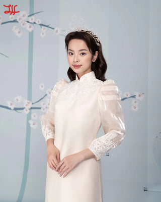 Tà áo dài cưới Bạch Kính họa tiết hoa trên nền trắng, thiết kế nhà may áo dài La Hằng