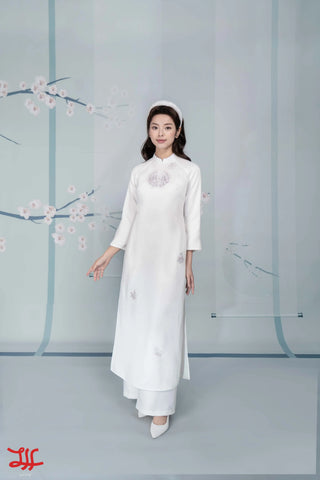 Vẻ đẹp áo dài cô dâu Nhí Khóm họa tiết hoa trên nền vàng trắng, sản phẩm của nhà may La Hằng Design