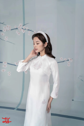 Mẫu áo dài cưới Nhí Khóm họa tiết hoa trên nền vàng trắng bởi La Hằng Design, Hà Nội