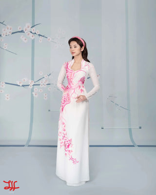 Áo dài cô dâu Phượng Lửa họa tiết hoa sắc trắng và hồng, thiết kế riêng bởi nhà may La Hằng