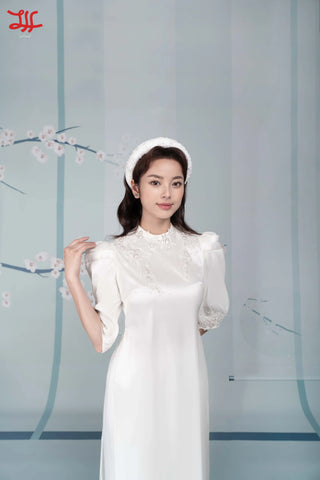 Chi tiết áo dài cưới Bạch Văn họa tiết hoa của nhà may La Hằng
