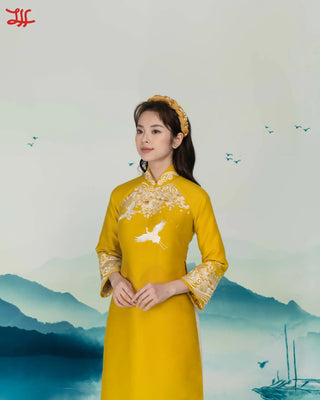 Mẫu áo dài sự kiện Hải Lãng họa tiết hoa trên nền vàng bởi nhà may áo dài La Hằng