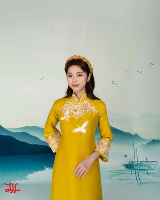Phom dáng áo dài cách tân Hải Lãng họa tiết hoa trên nền vàng, thiết kế La Hằng