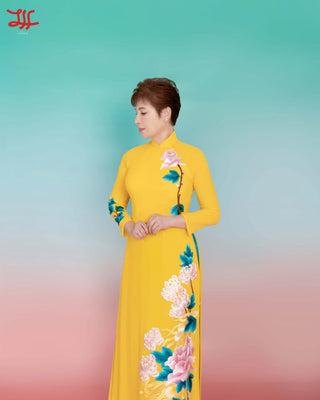 Áo dài sui gia Phù Dung Hai Cúc họa tiết hoa trên nền vàng, thiết kế riêng bởi La Hằng Design