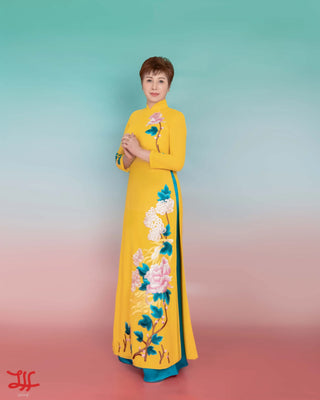 Áo dài phụ huynh cô dâu chú rể Phù Dung Hai Cúc họa tiết hoa trên nền vàng, thiết kế bởi nhà may La Hằng