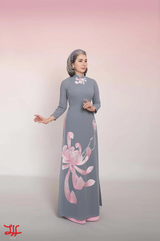 Vẻ đẹp áo dài sui gia Lan Pháp họa tiết hoa, sản phẩm của nhà may áo dài La Hằng